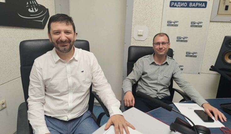 Михаил Томов и Драгомир Райчев в студиото на Радио Варна